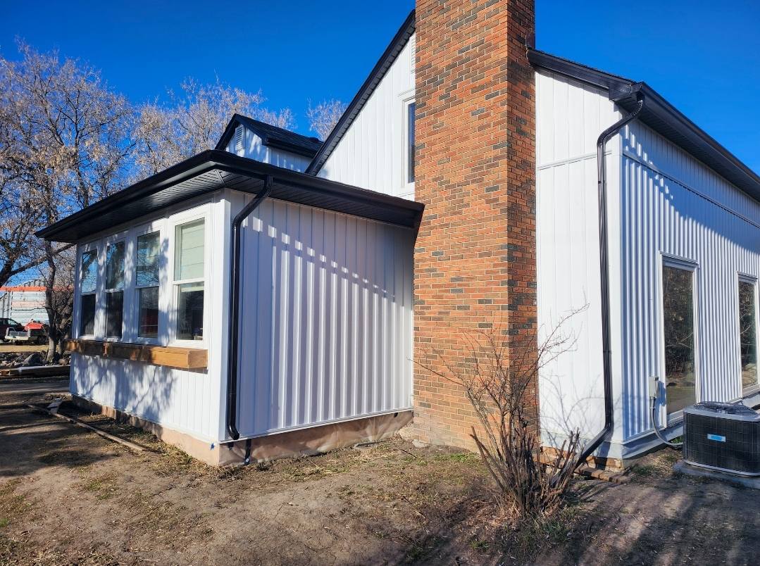 Seamless aluminum eavestrough project